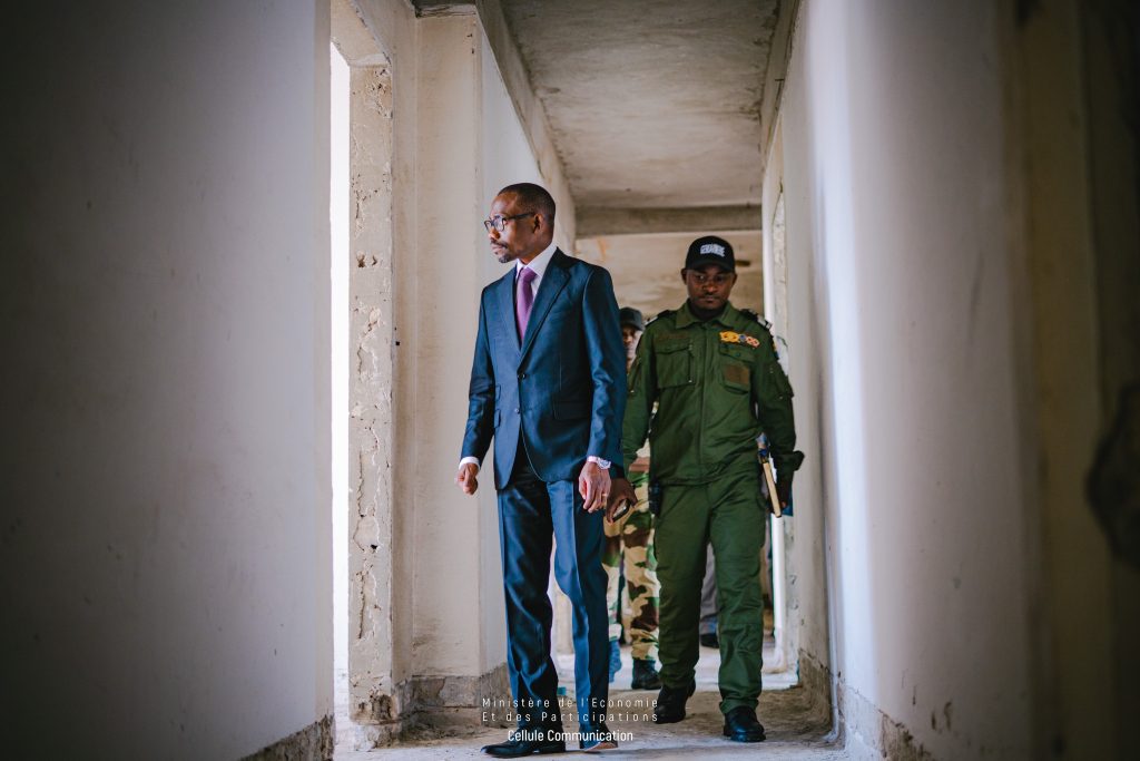 Le Ministre de l'Economie en visite des anciens locaux d'Air Gabon