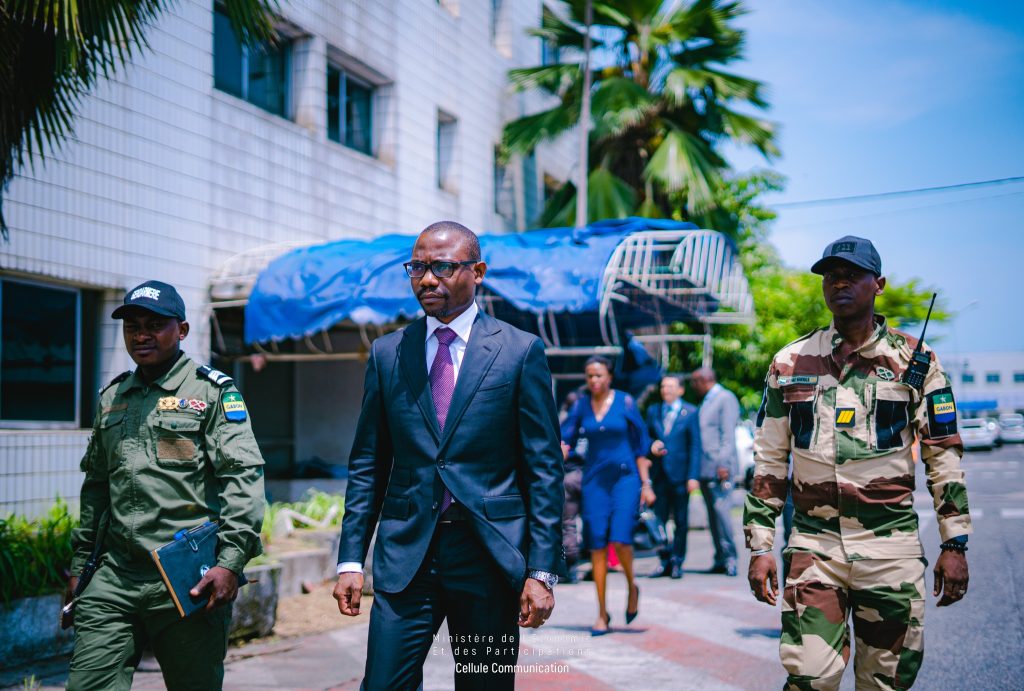 Le Ministre de l'Economie en visite des anciens locaux d'Air Gabon