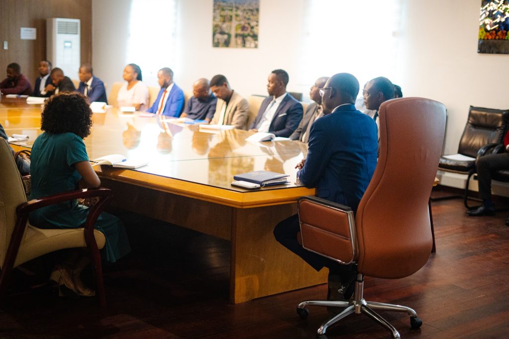 Rencontre entre le Ministre de l'Economie et les stagiaires de son cabinet.